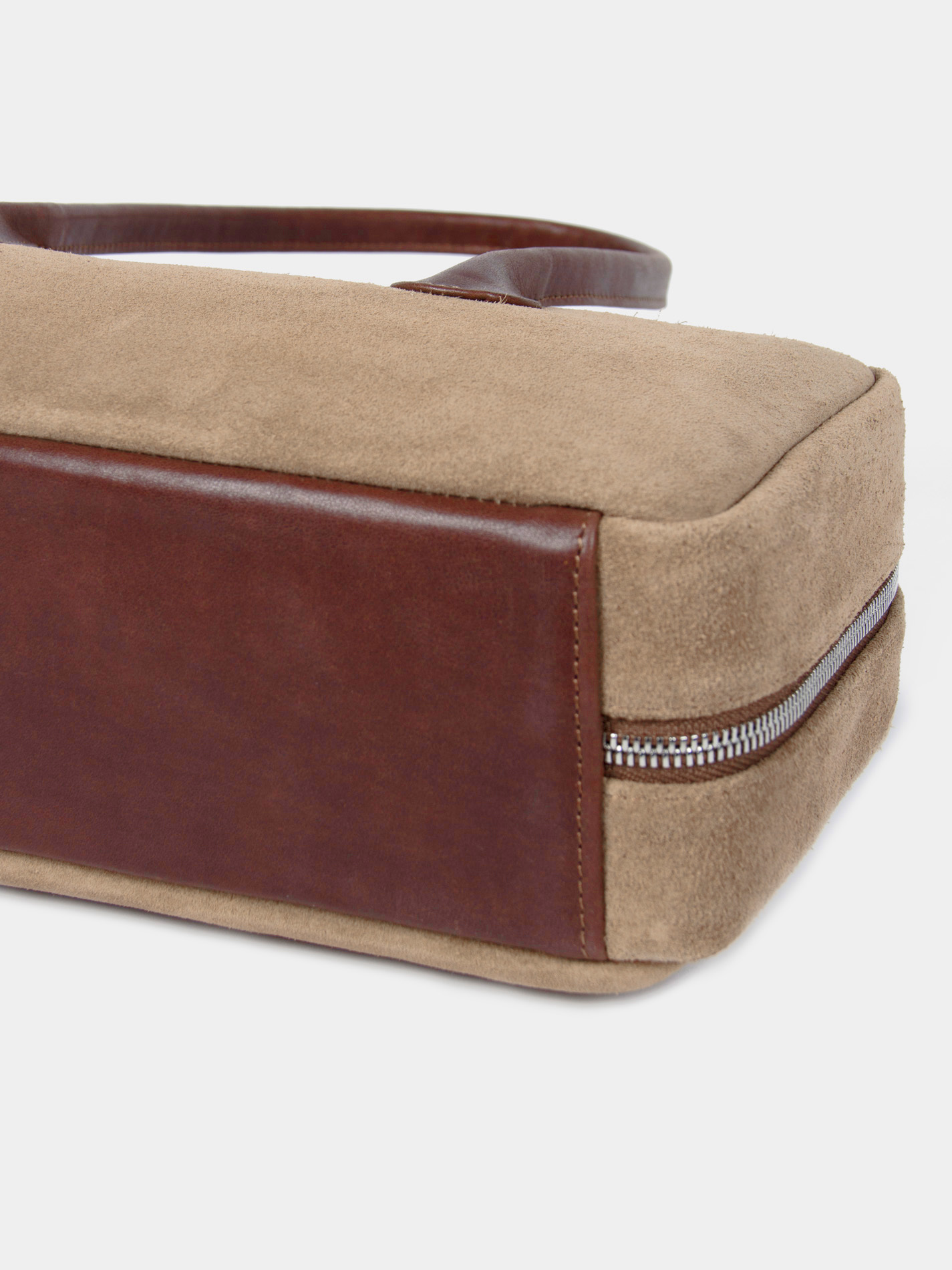 Сумка-багет из натуральной замши Замшевая сумка-багет цвета тауп в комбинации с коричневой кожей