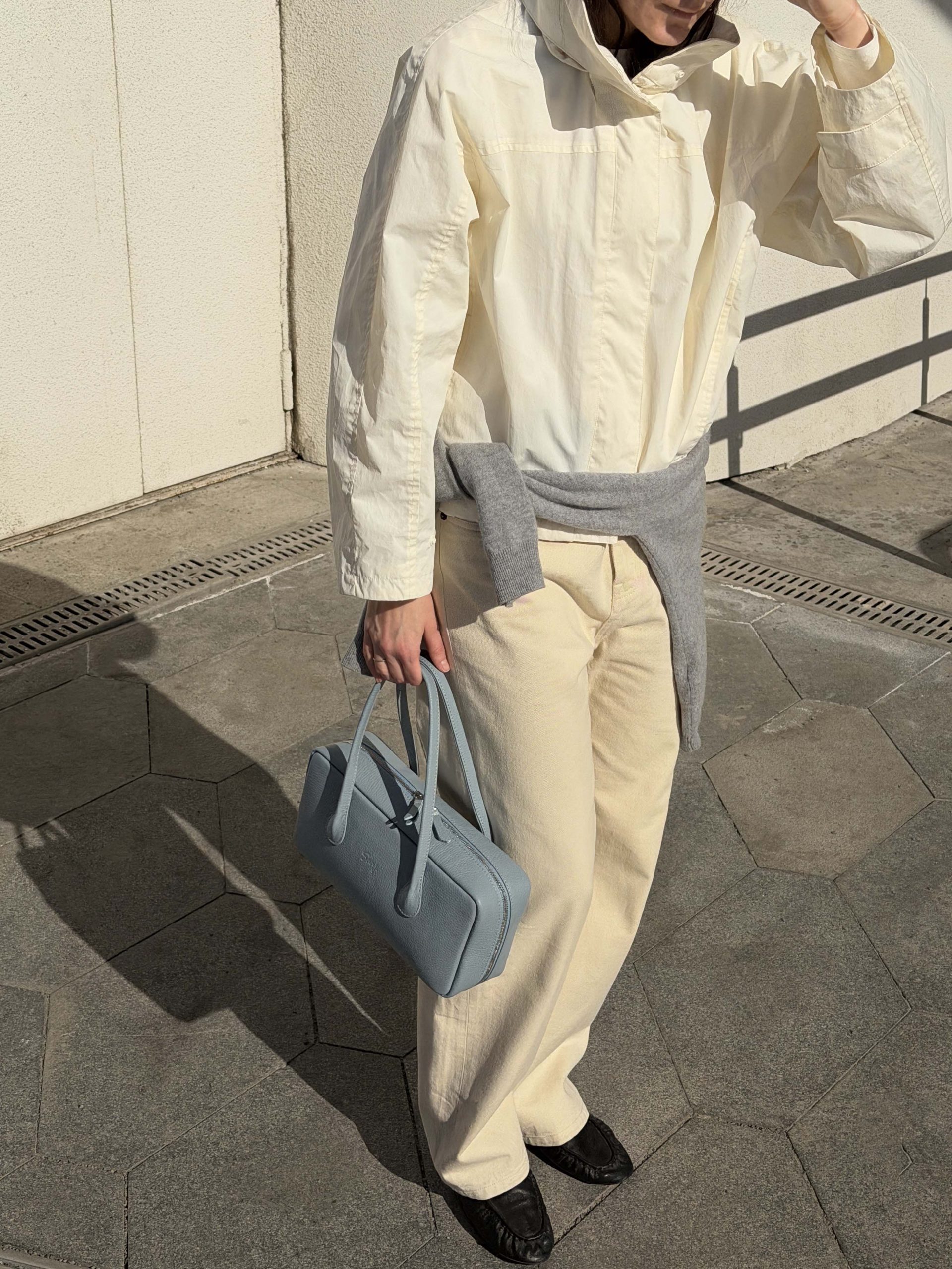 Кожаная сумка-багет небесного цвета