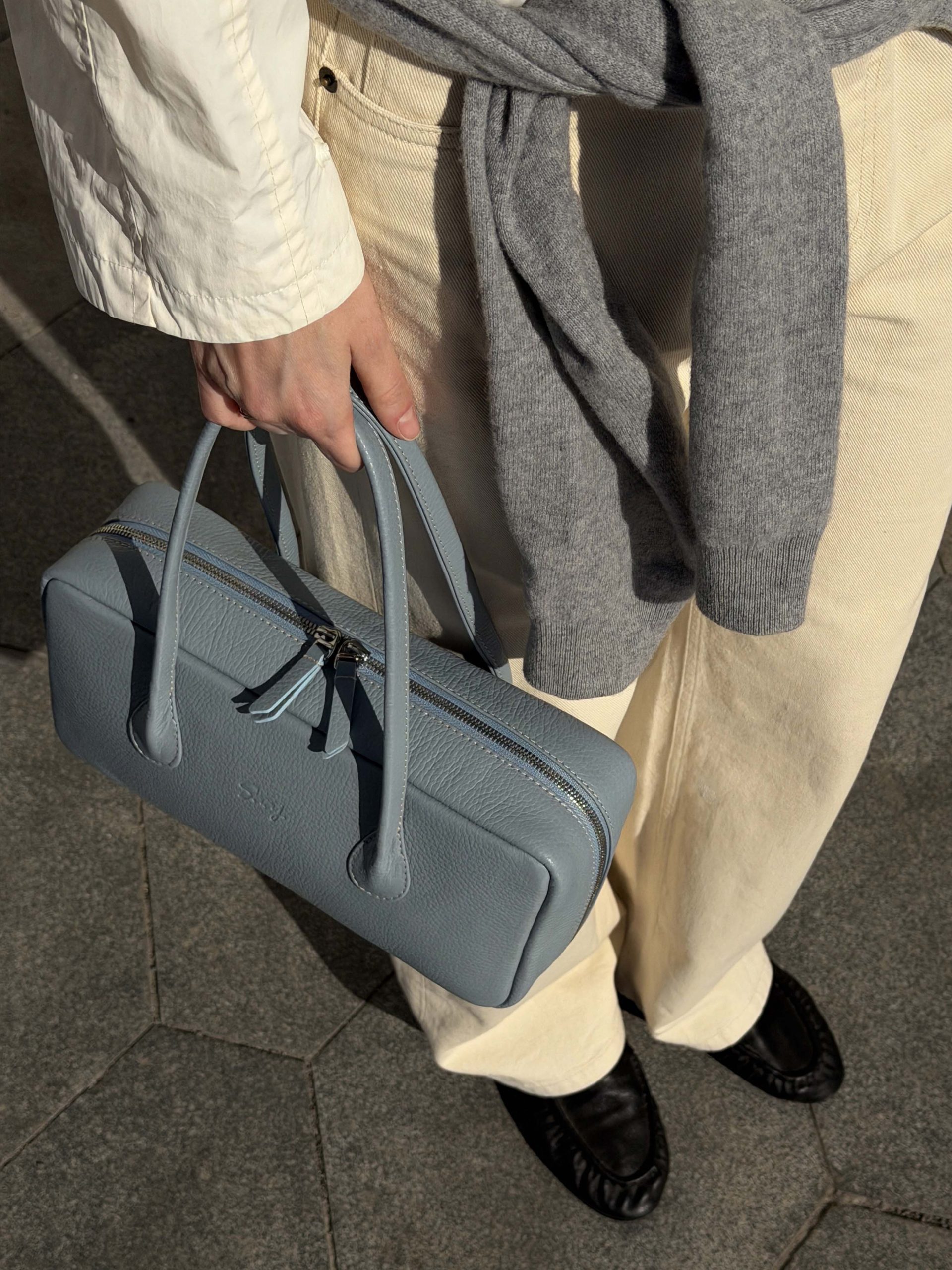 Кожаная сумка-багет небесного цвета