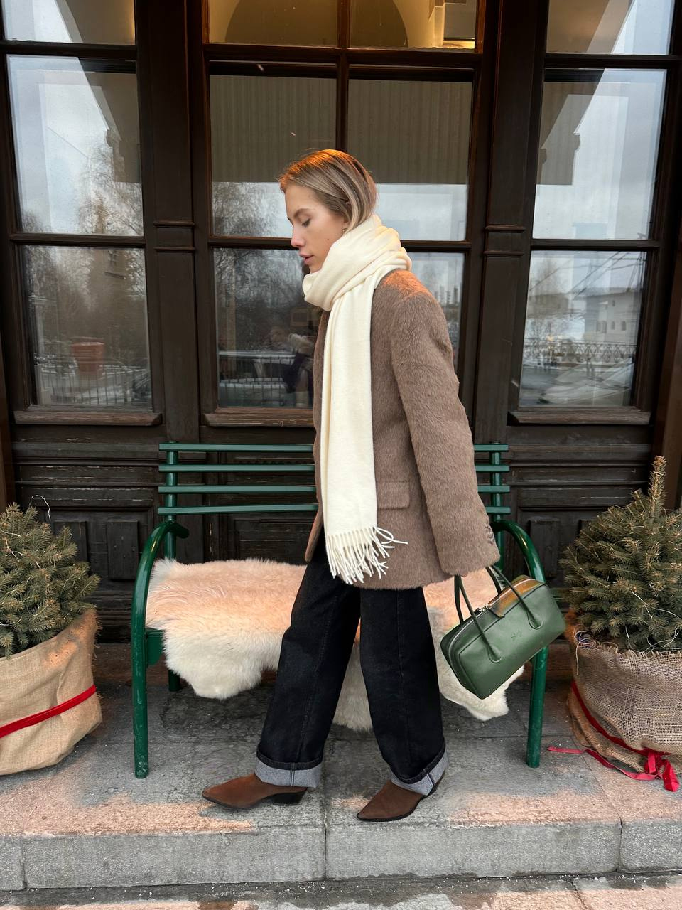 Женская сумка-багет оливкового цвета бренда SAAJ