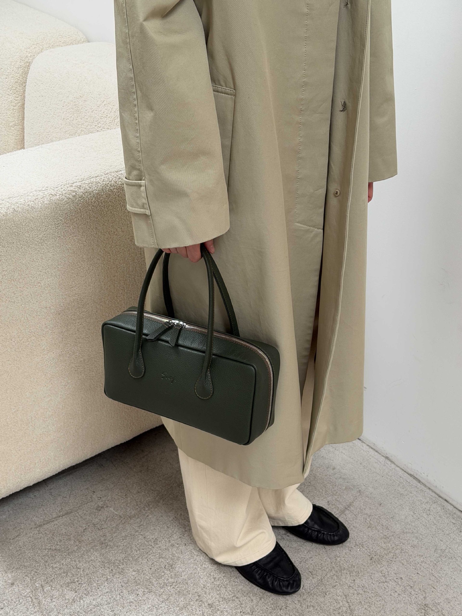 Женская сумка-багет оливкового цвета бренда SAAJ