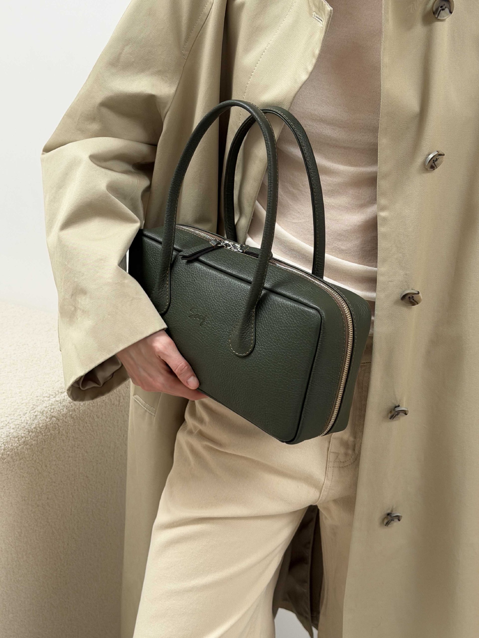 Женская сумка-багет оливкового цвета бренда SAAJ