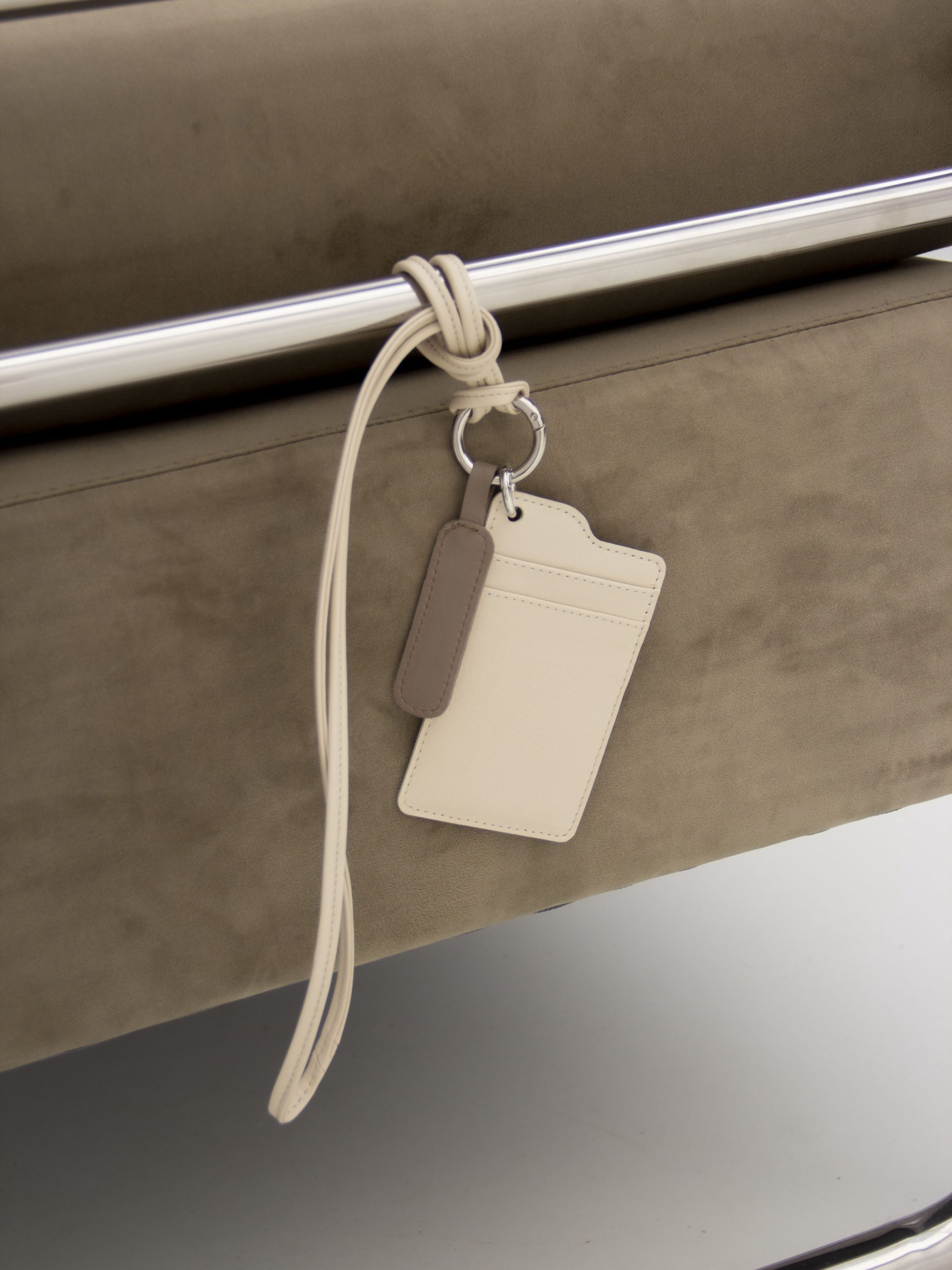 Картхолдер на шнурке Картхолдер из гладкой натуральной кожи молочного цвета