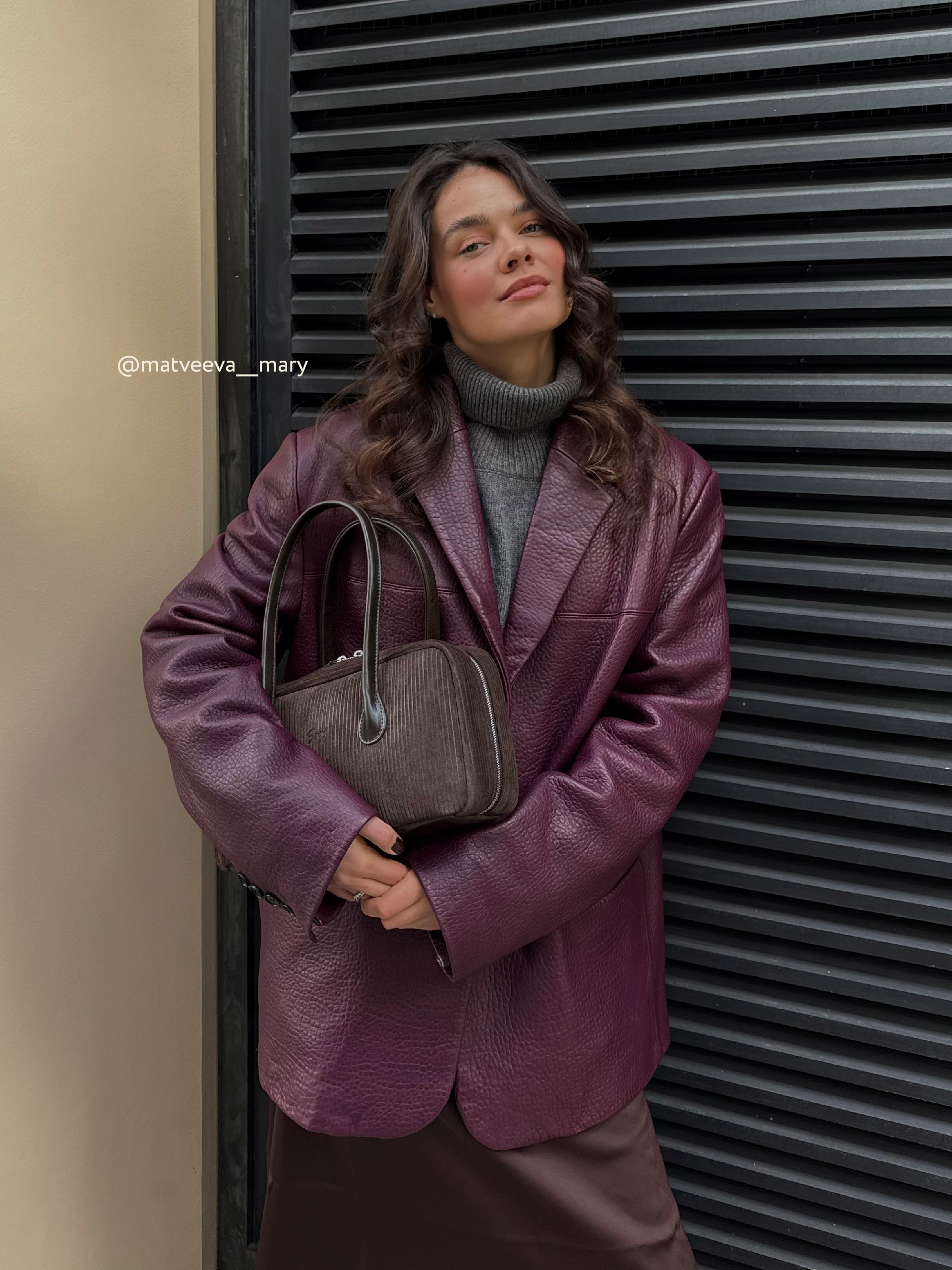 Замшевая сумка-багет коричневого цвета