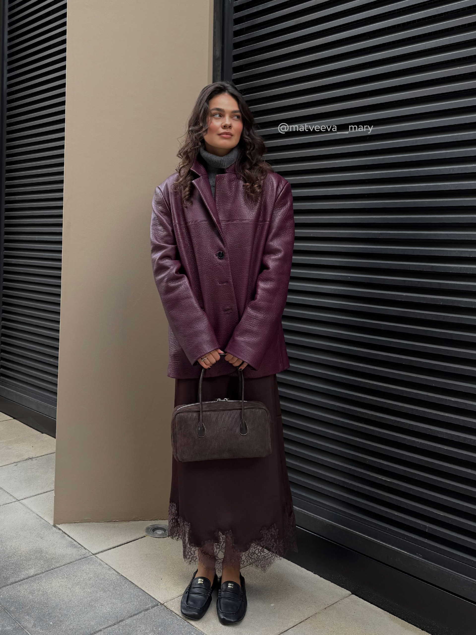 Сумка-багет из натуральной замши Замшевая сумка-багет коричневого цвета