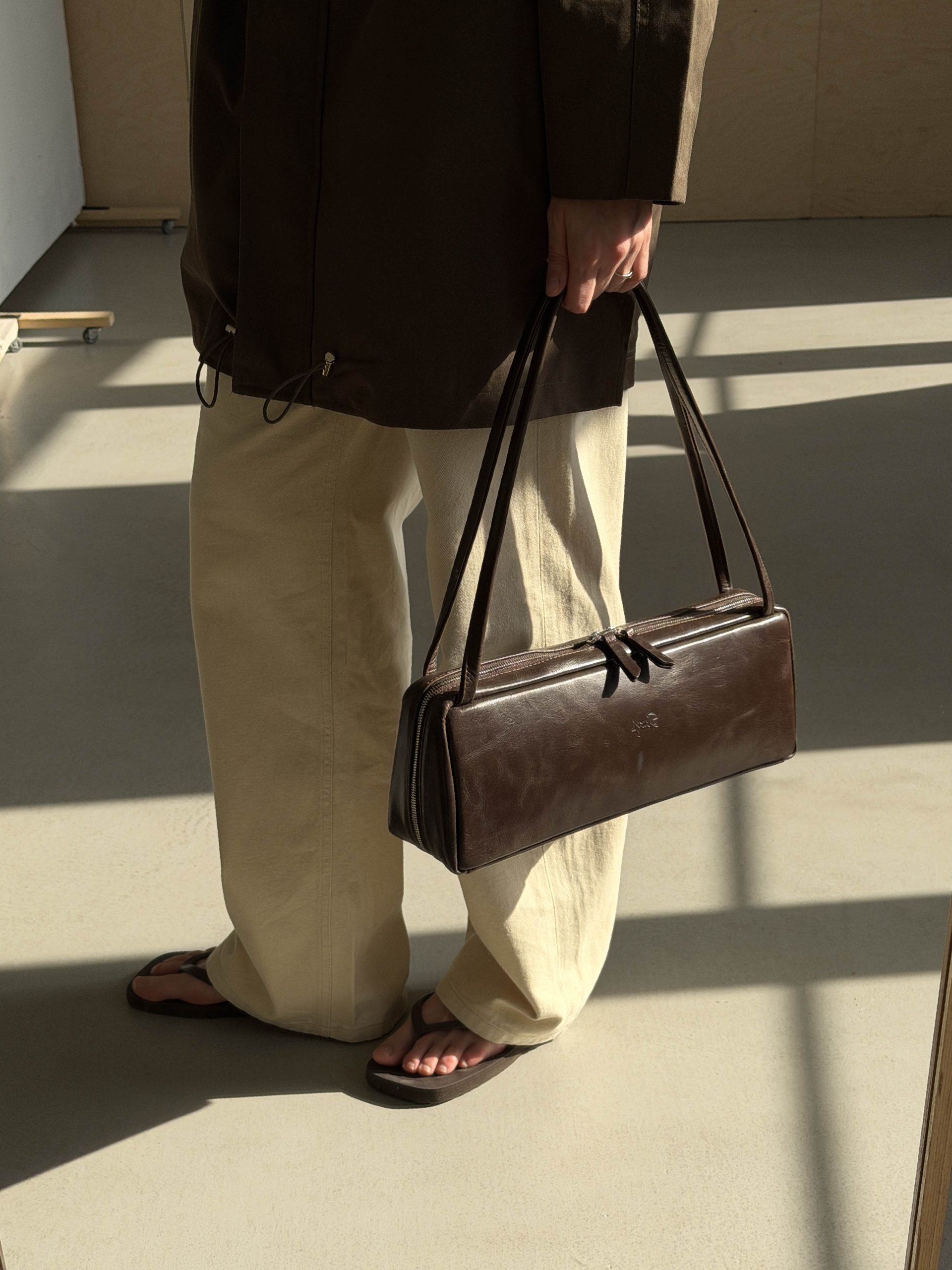 Кожаная сумка-такса v2 темно-коричневого цвета