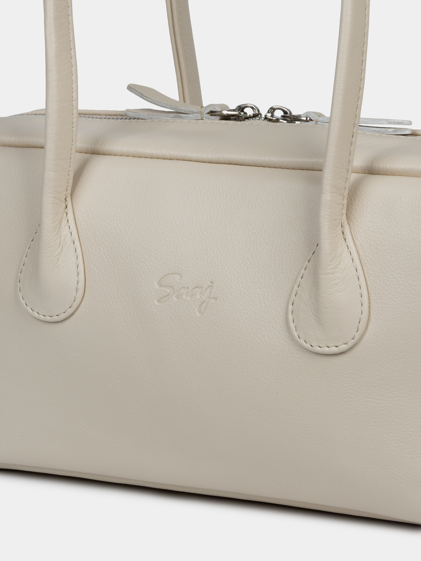 Кожаная сумка-багет молочного цвета