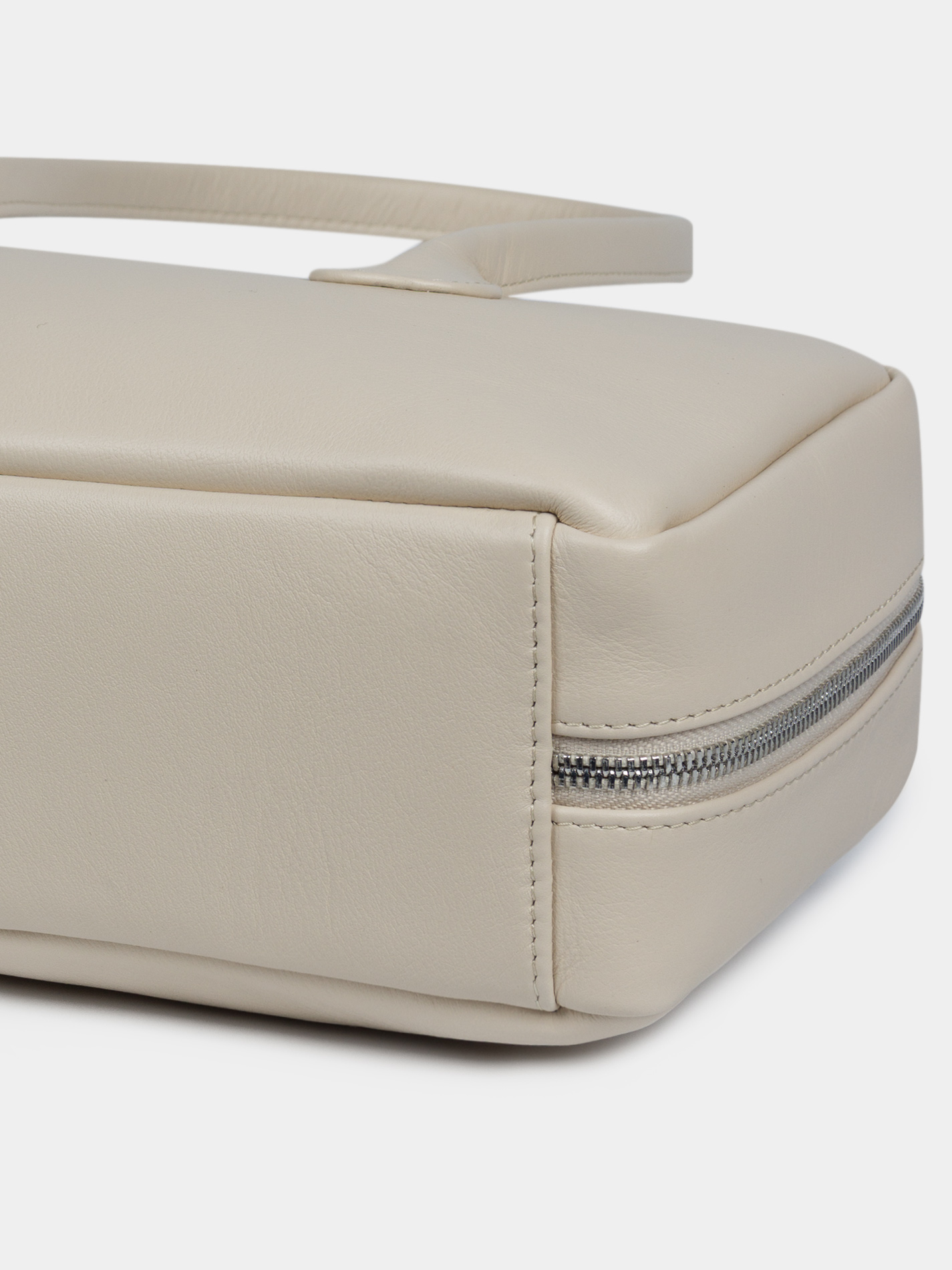 Сумка-багет из натуральной кожи Кожаная сумка-багет молочного цвета