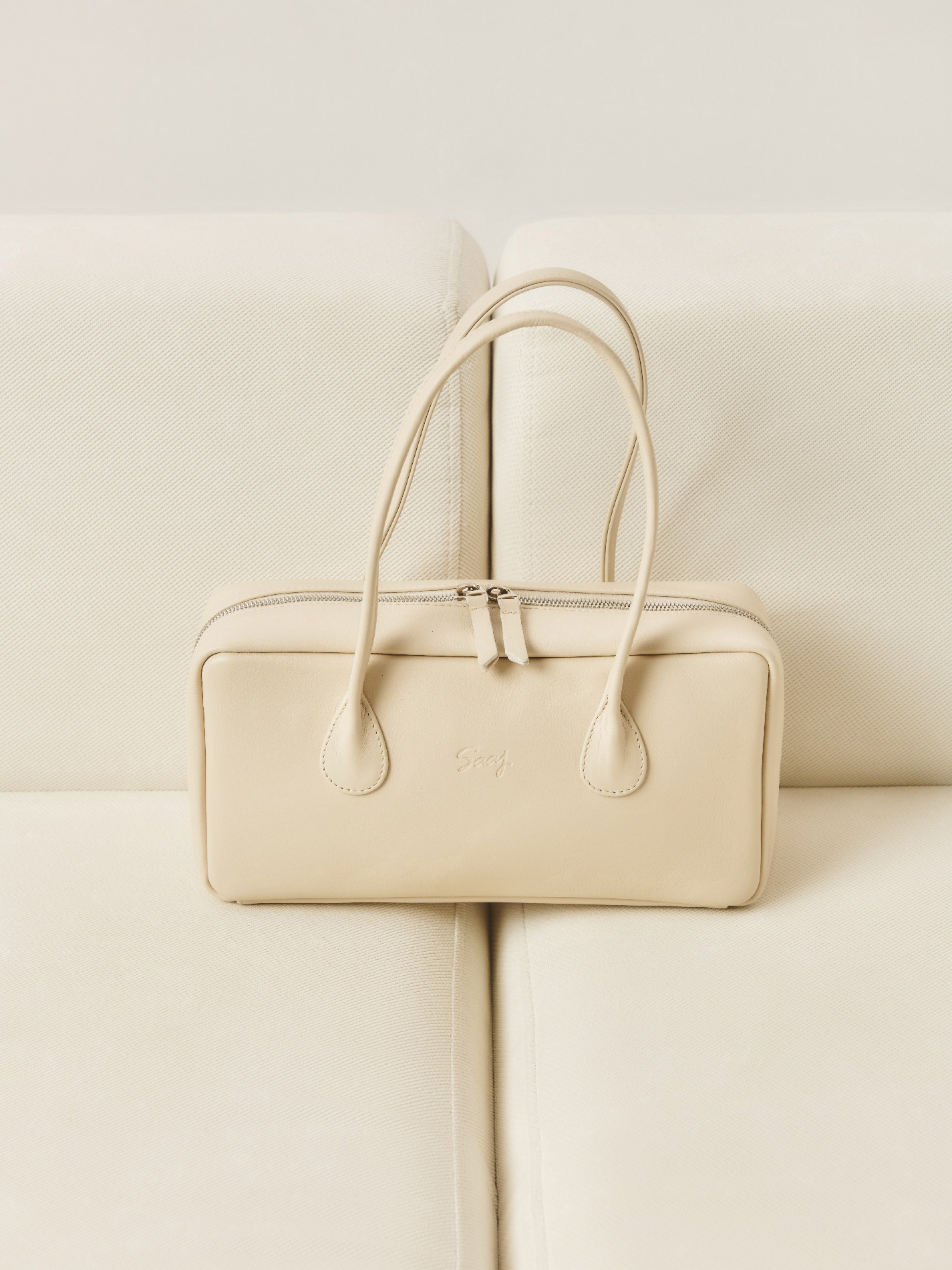 Кожаная сумка-багет молочного цвета