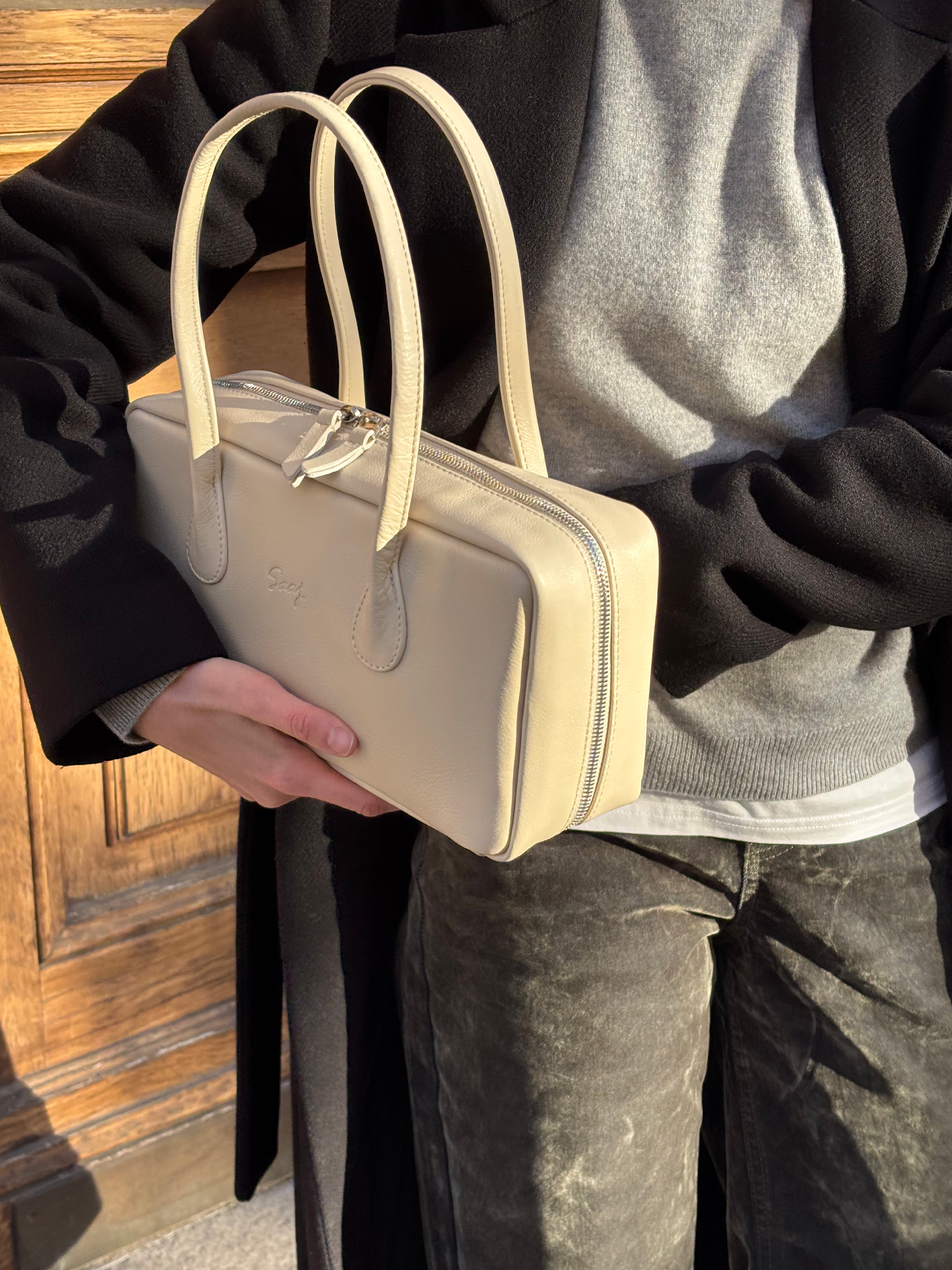 Кожаная сумка-багет молочного цвета