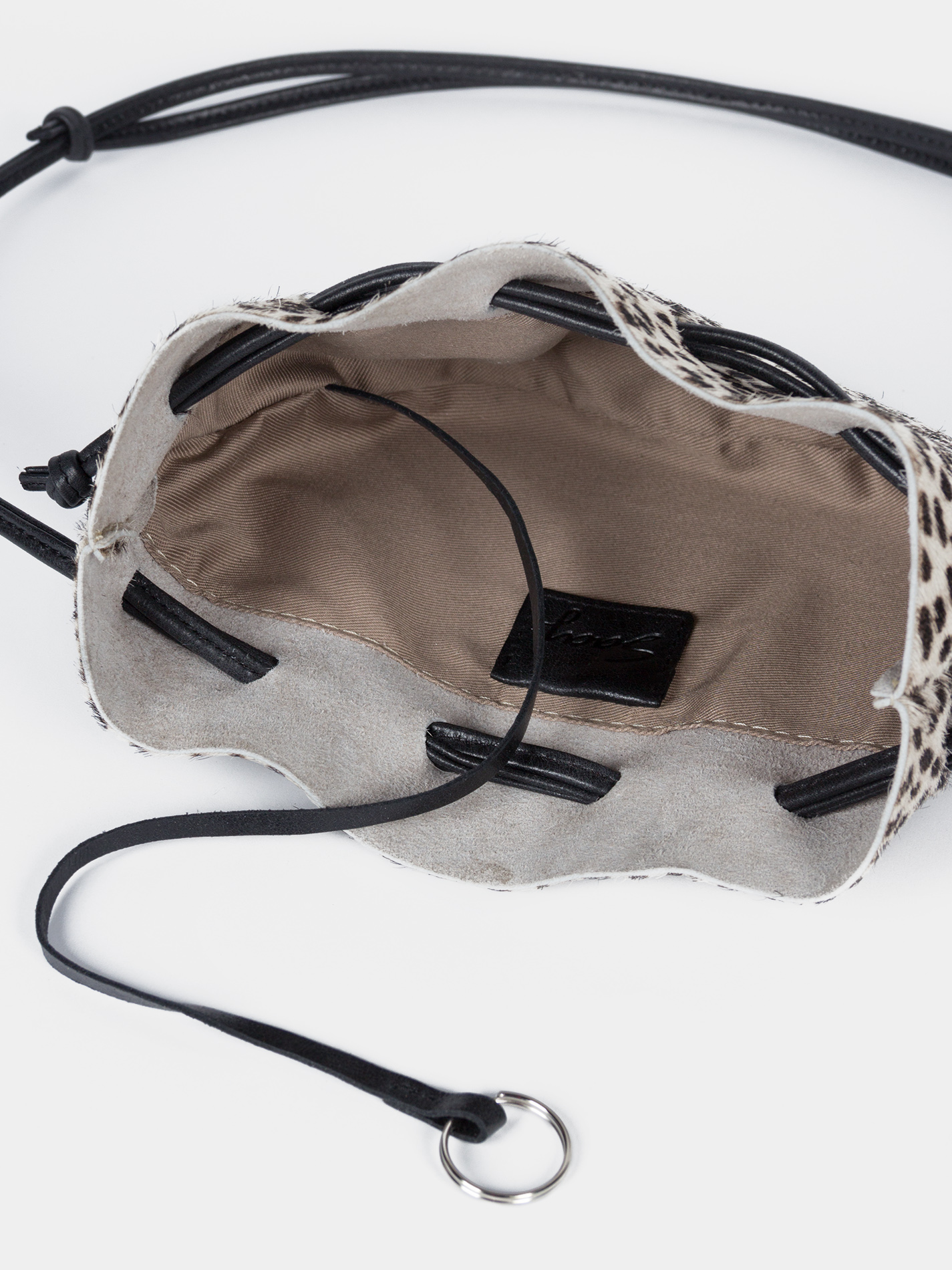 Сумка-кисет из меха в комбинации с натуральной кожей черного цвета