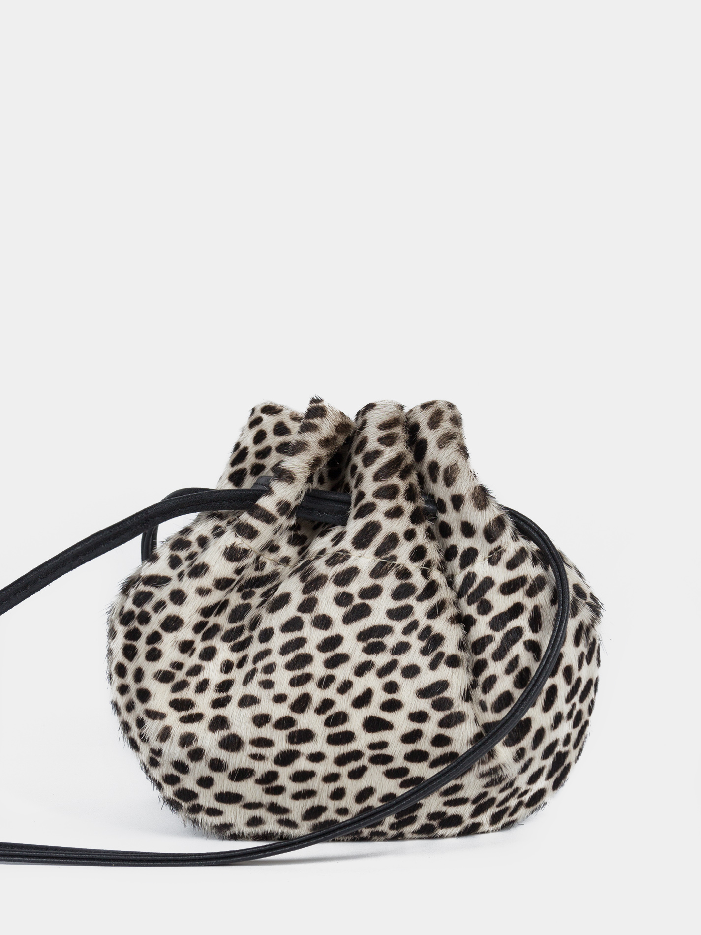 Сумка-кисет из натуральной кожи Сумка-кисет из меха в комбинации с натуральной кожей черного цвета