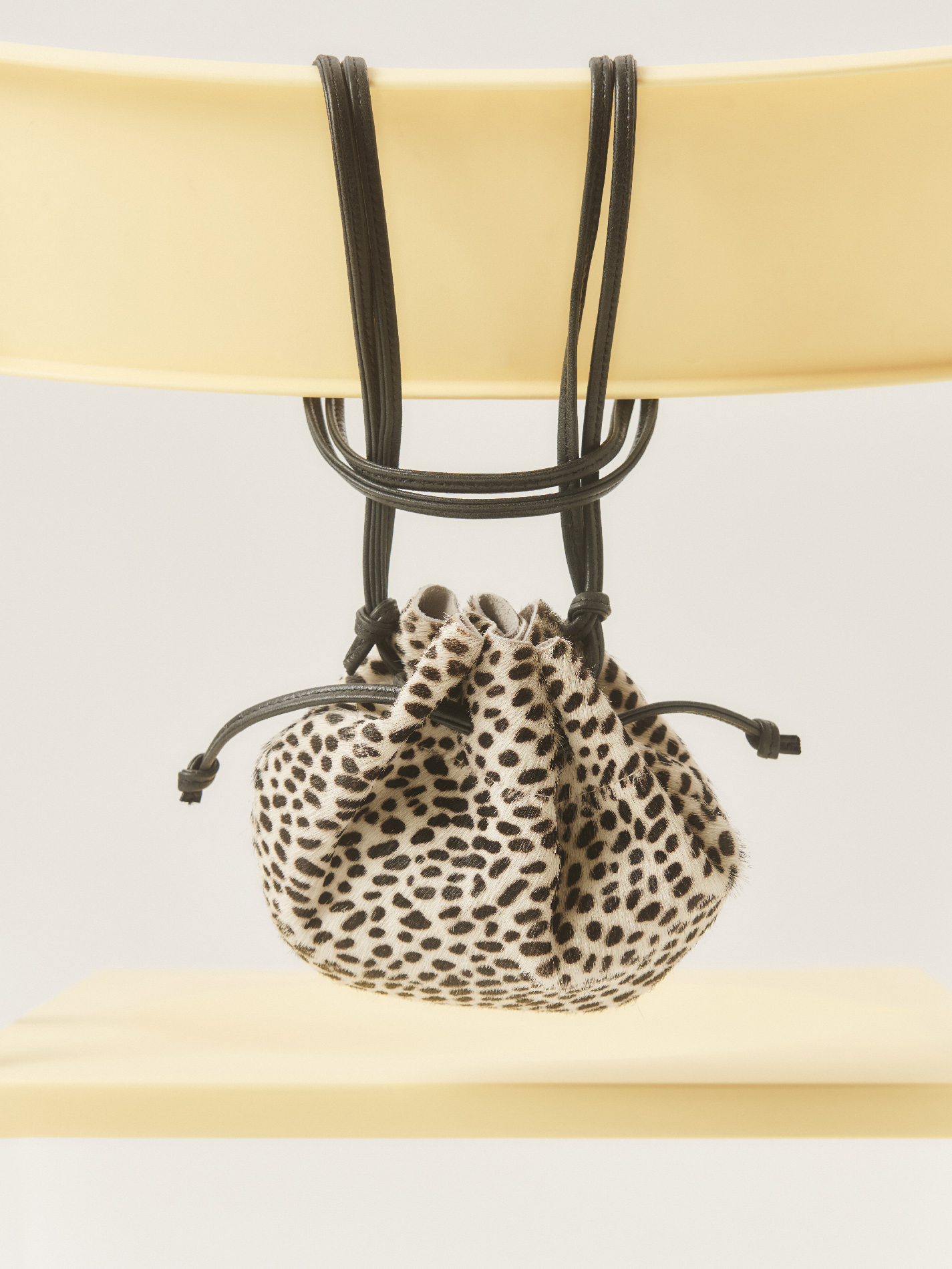 Сумка-кисет из меха в комбинации с натуральной кожей черного цвета