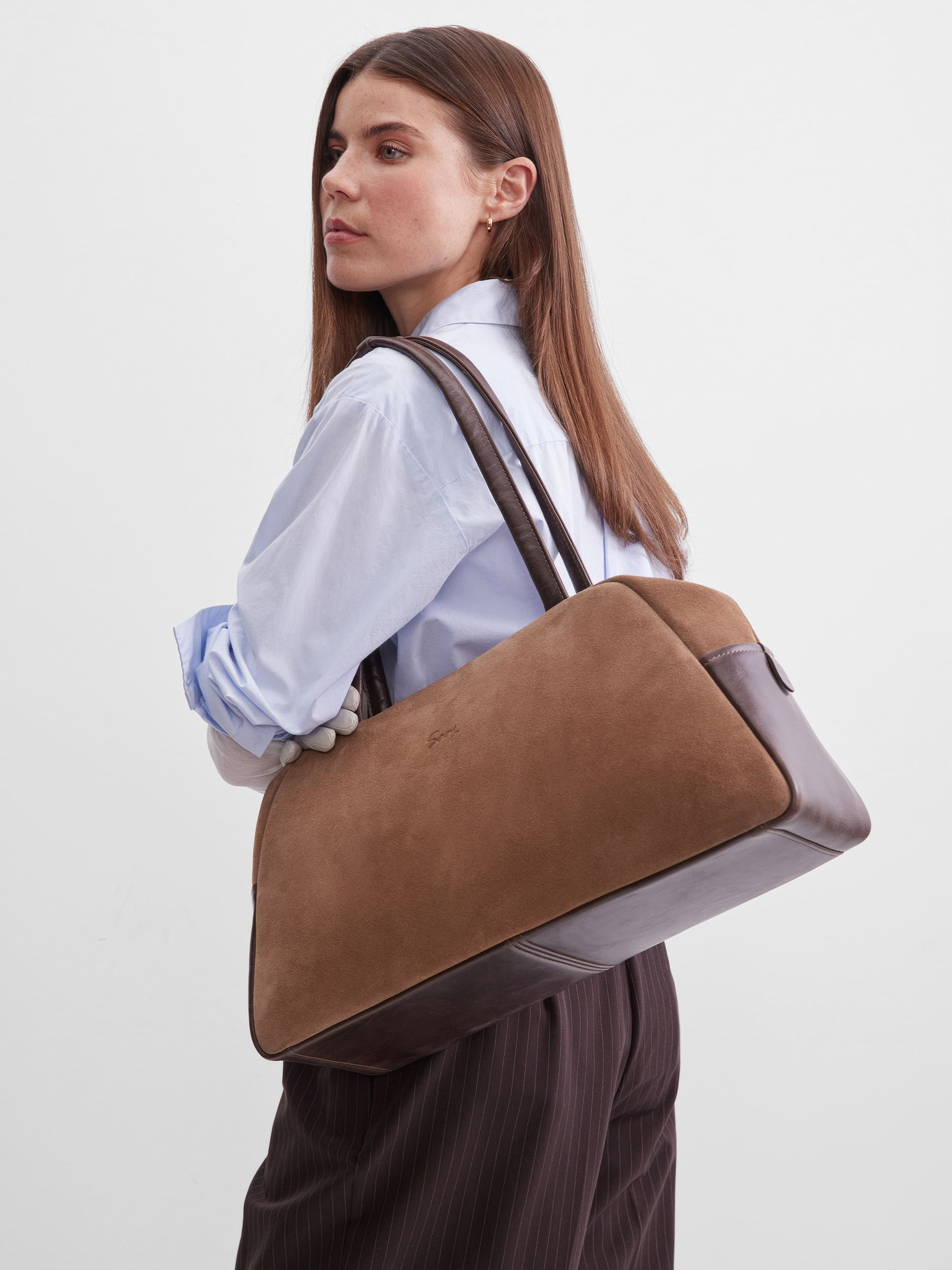 Замшевая сумка для ноутбука 14 дюймов коричневого цвета с кожаным донышком и ручками темно-коричневого цвета