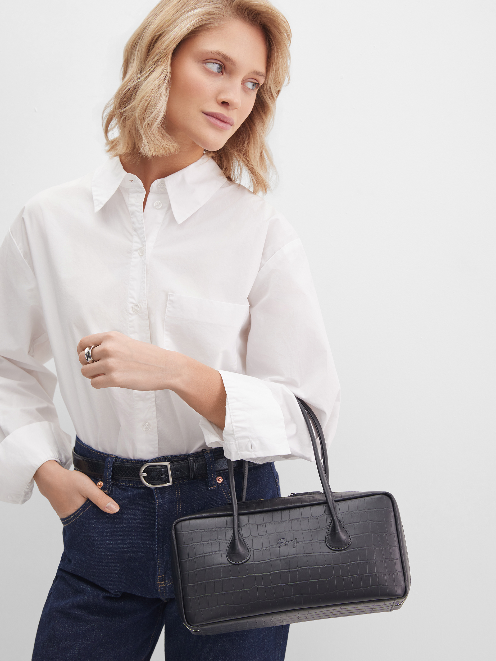 Кожаная сумка-багет черного цвета