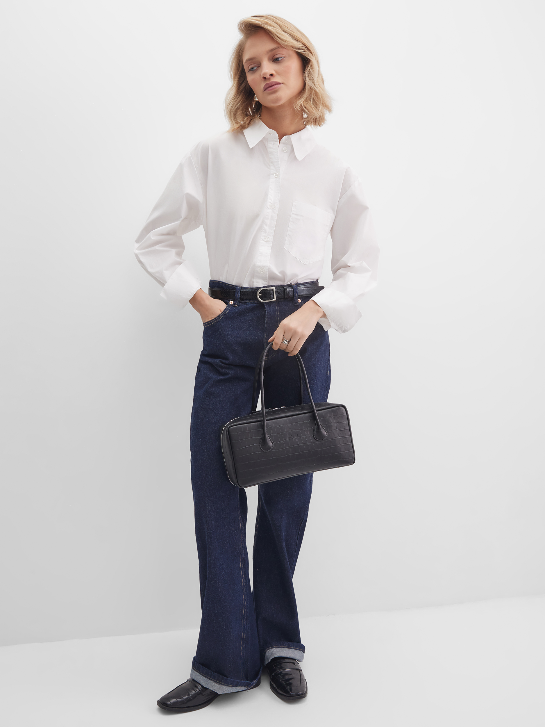 Кожаная сумка-багет черного цвета