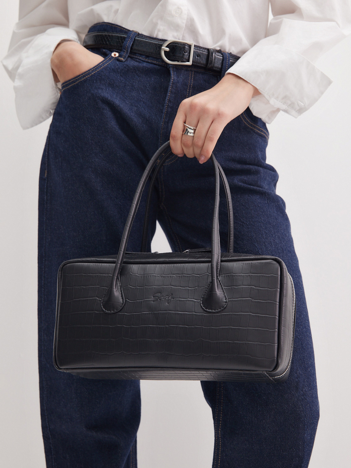 Сумка-багет из натуральной кожи Кожаная сумка-багет черного цвета