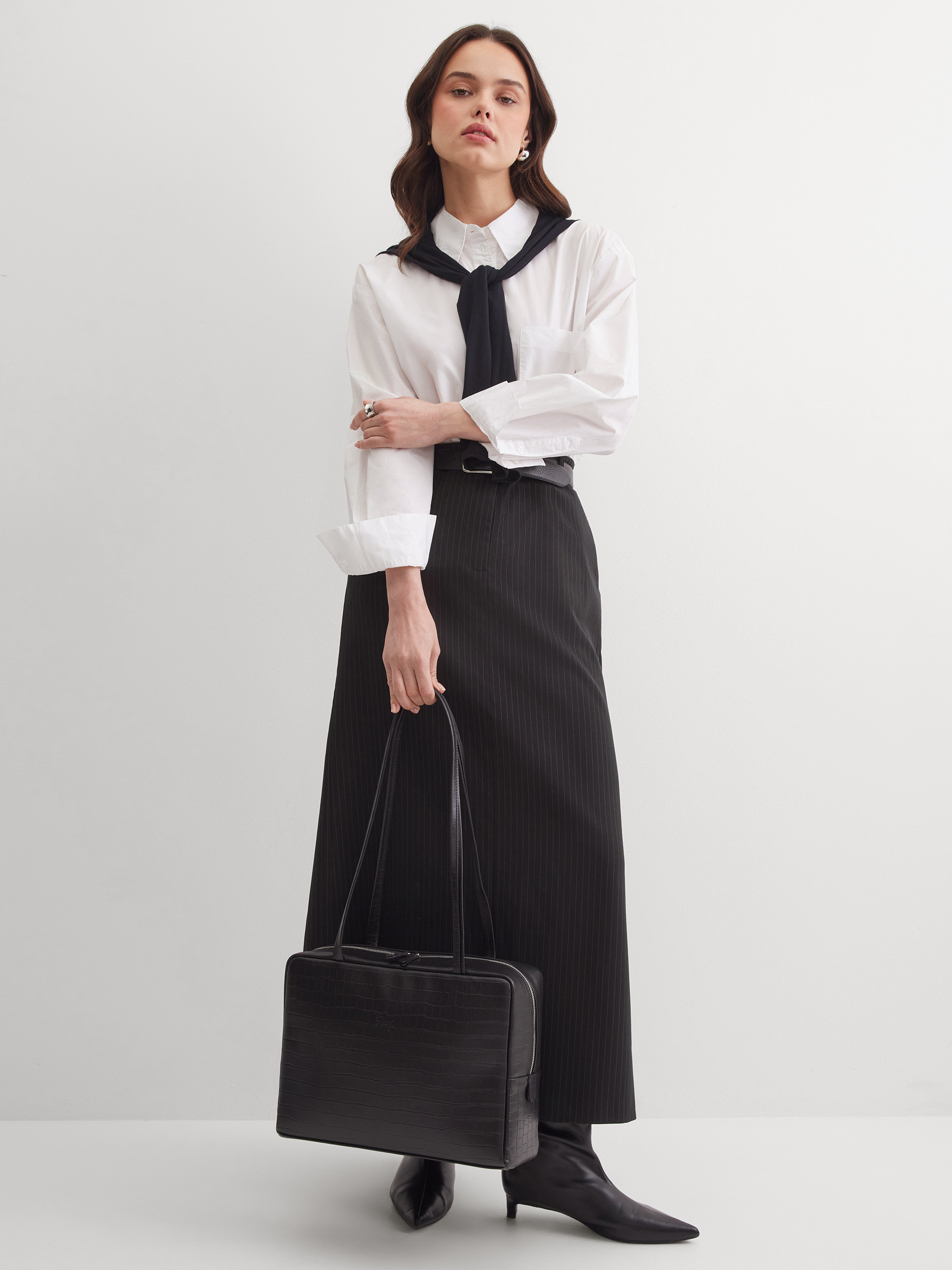 Айтишница 14 дюймов из натуральной кожи черного цвета с тиснением под крокодила