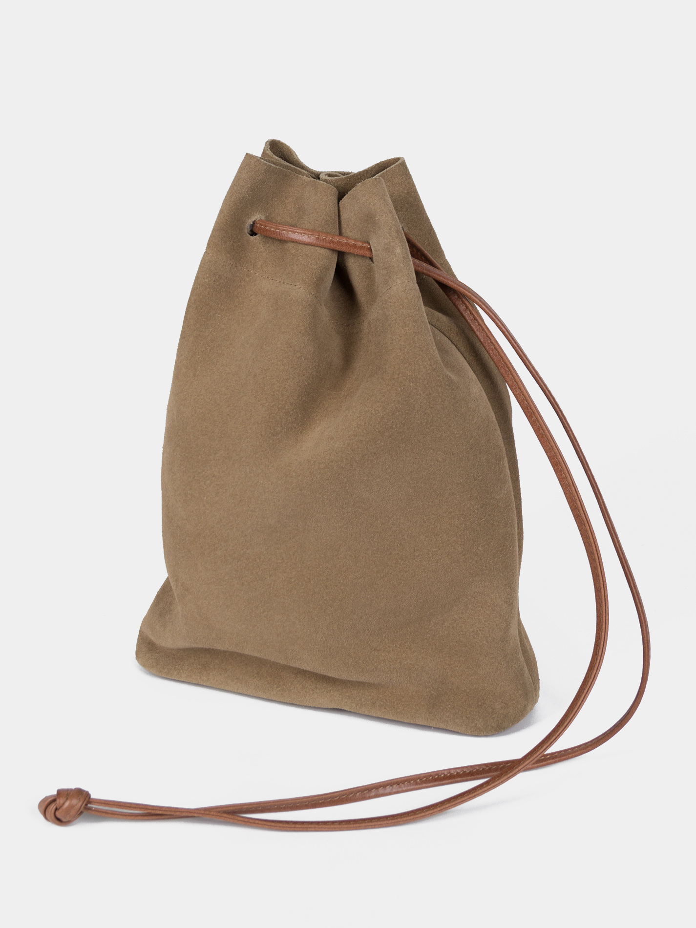 SLB192_79TAUP_lookbook_1 Замшевая сумка-мешок цвета тауп