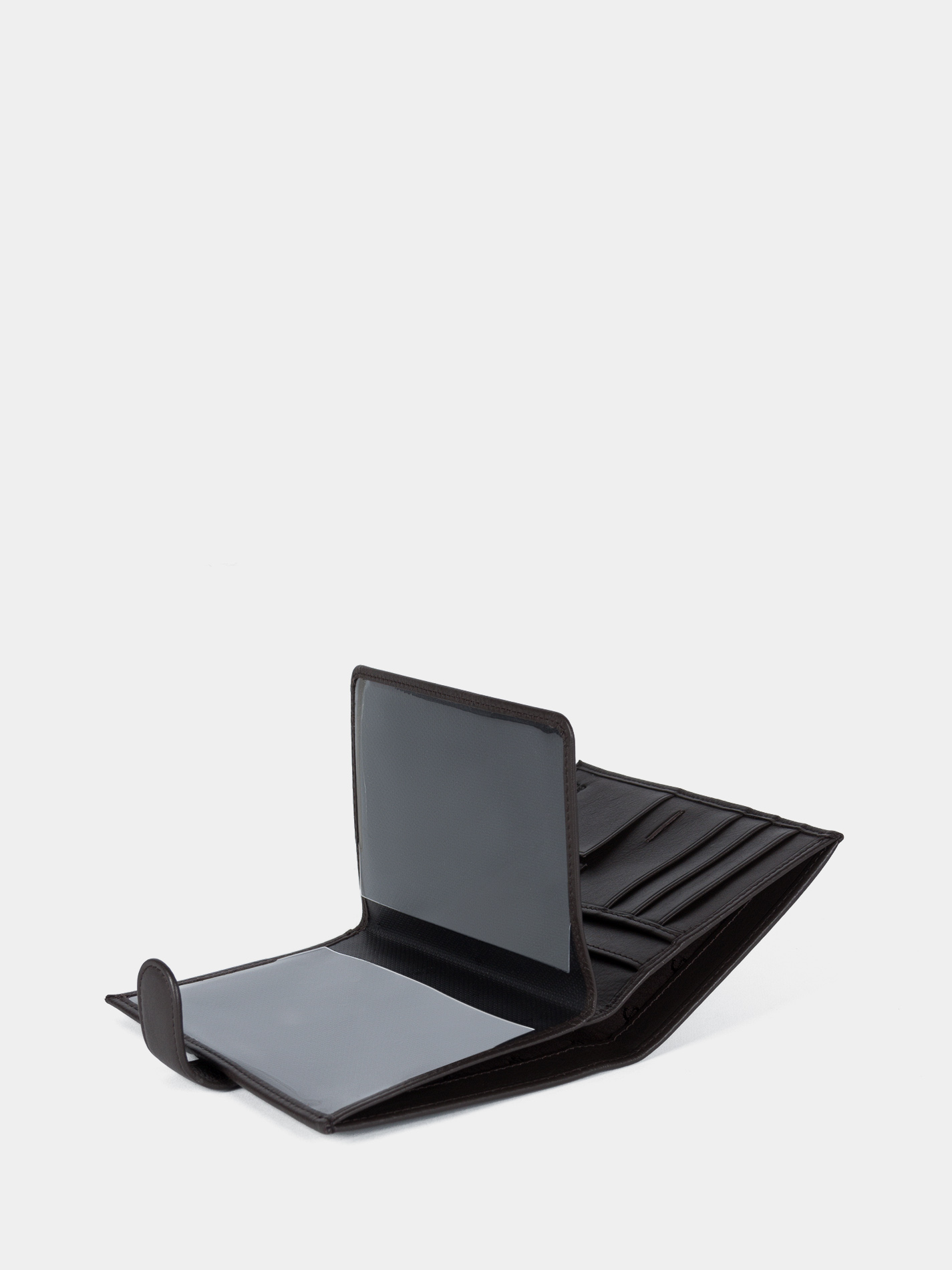 Обложка для документов из натуральной кожи Обложка для документов из натуральной кожи темно-коричневого цвета