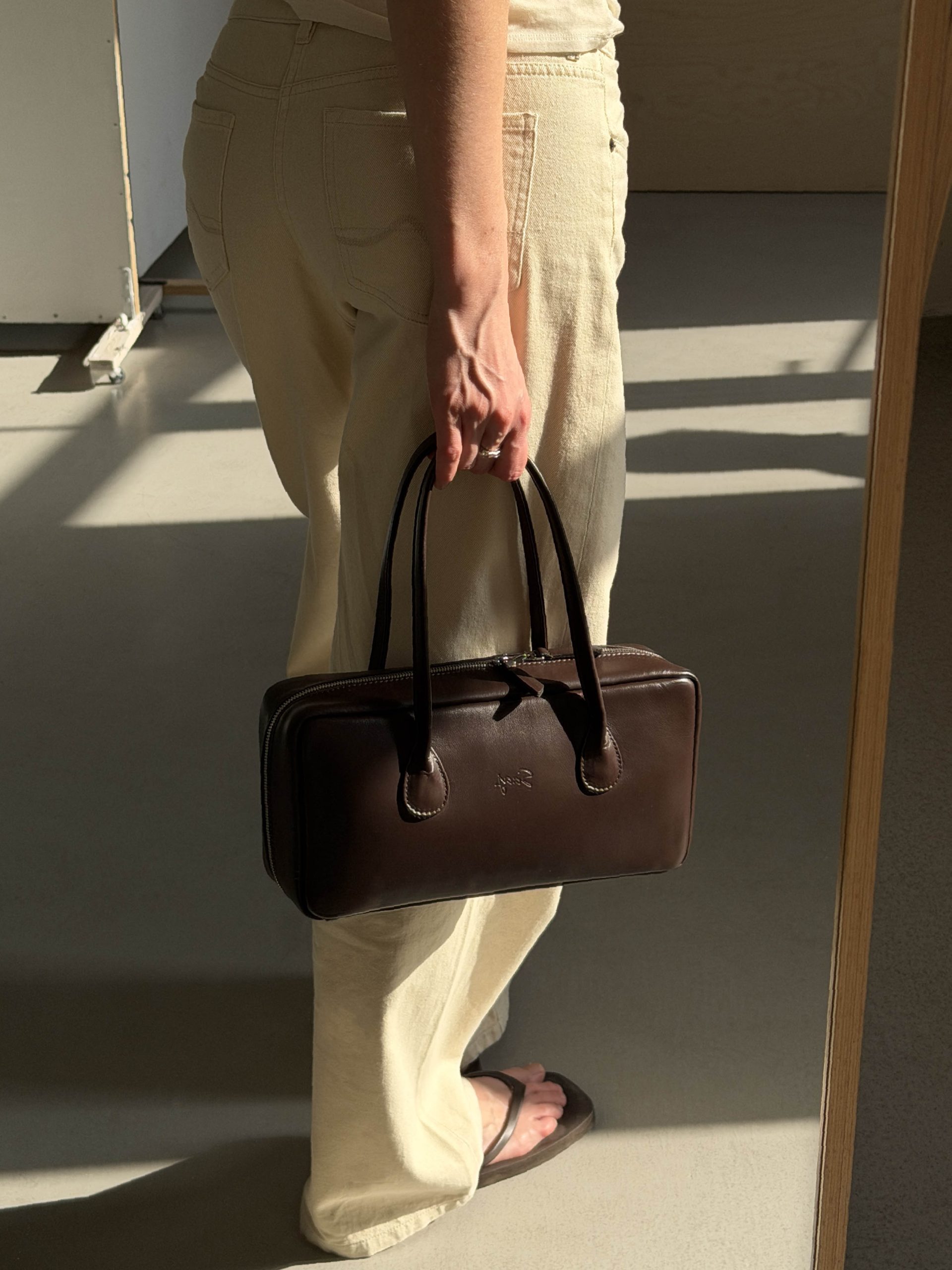 Кожаная сумка-багет темно-коричневого цвета