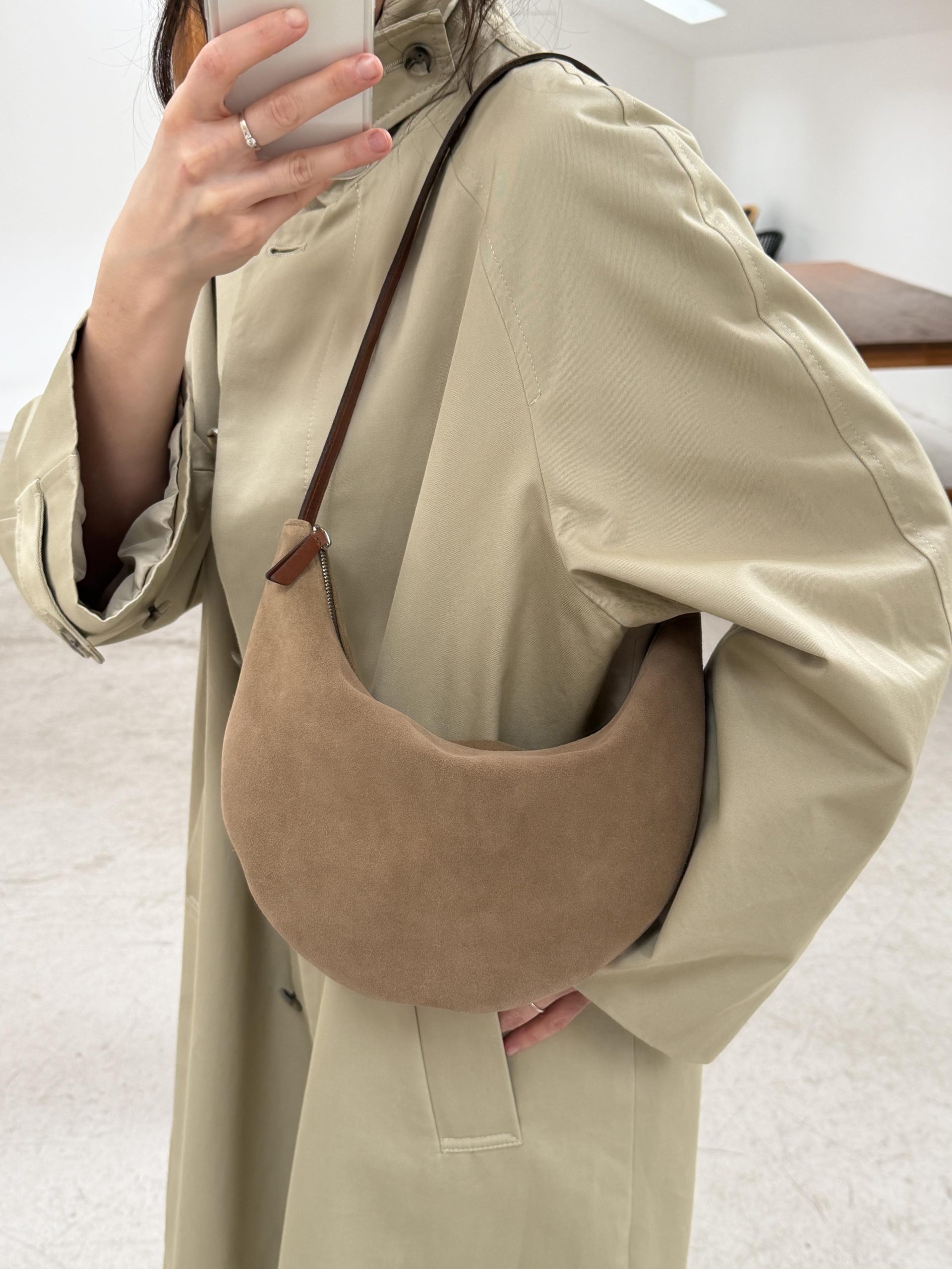 Замшевая сумка-хобо цвета тауп