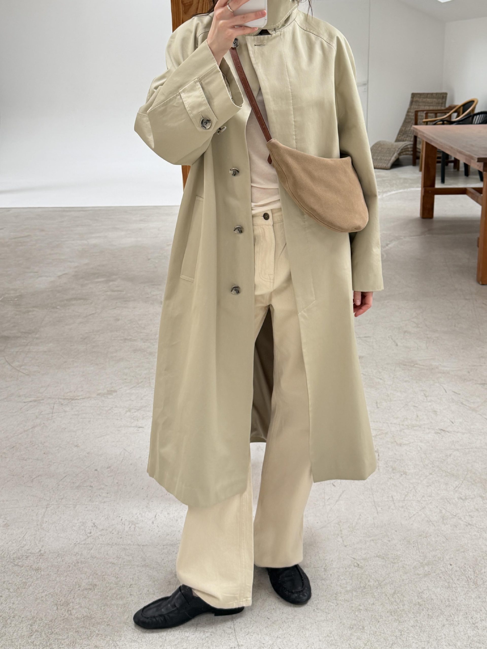 Замшевая сумка-хобо цвета тауп