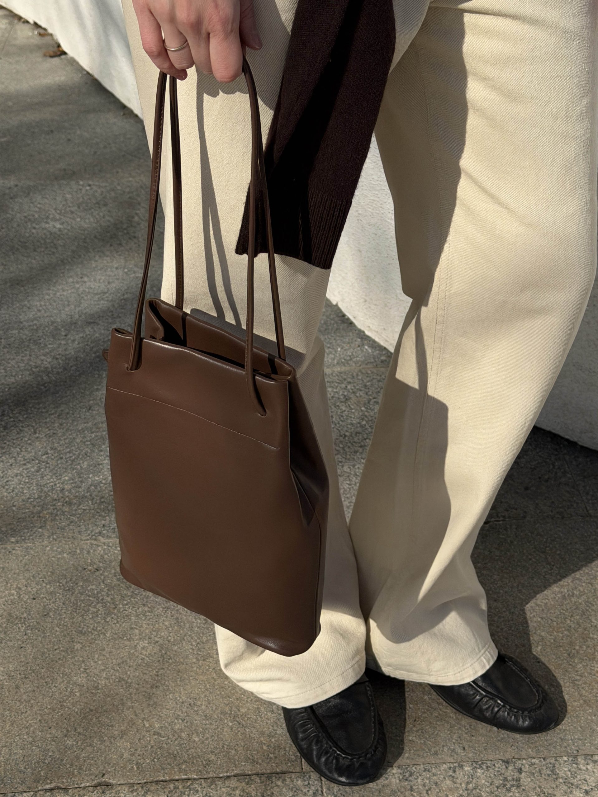 Кожаная сумка-мешок коньячного цвета