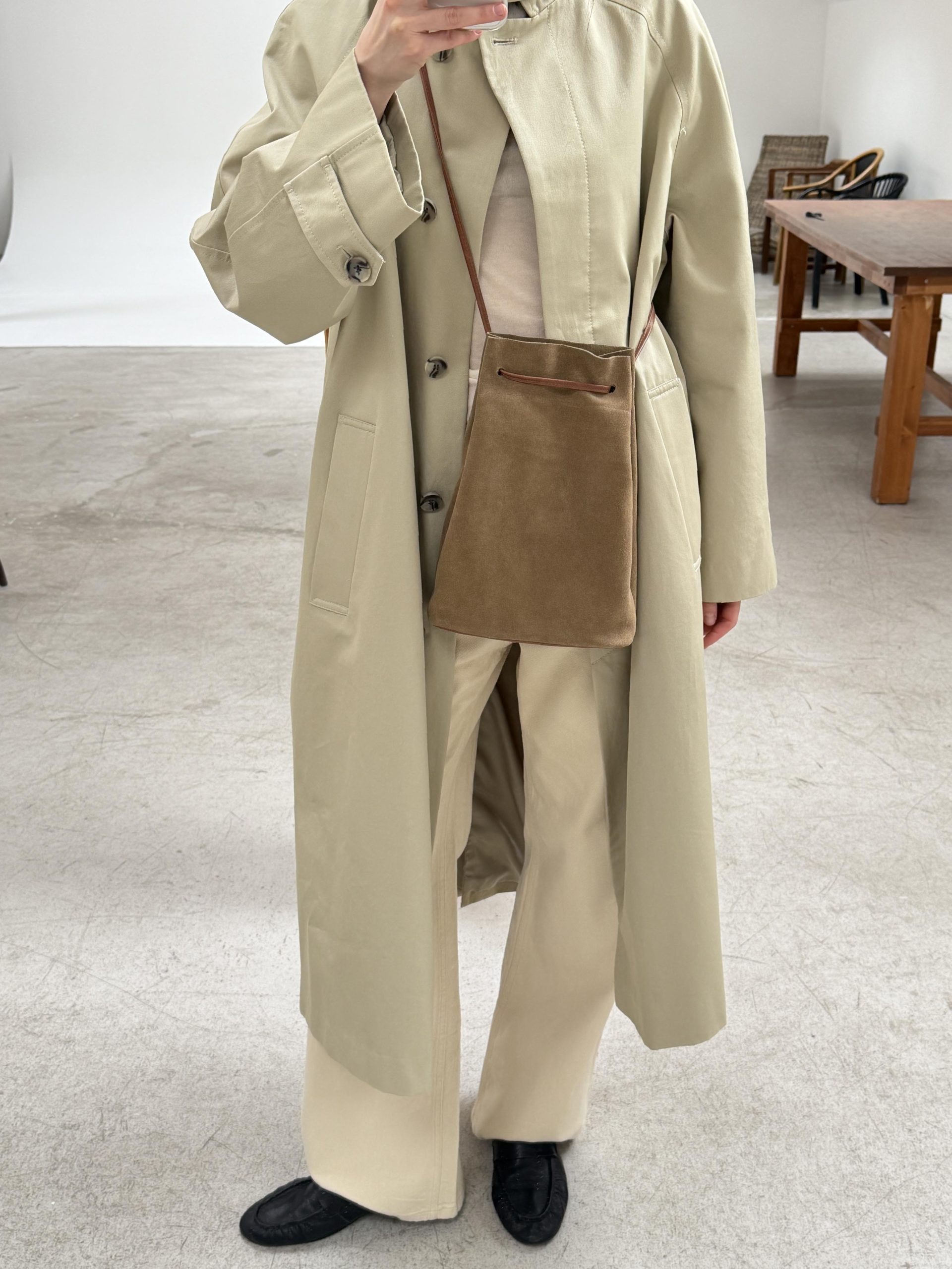 Замшевая сумка-мешок цвета тауп