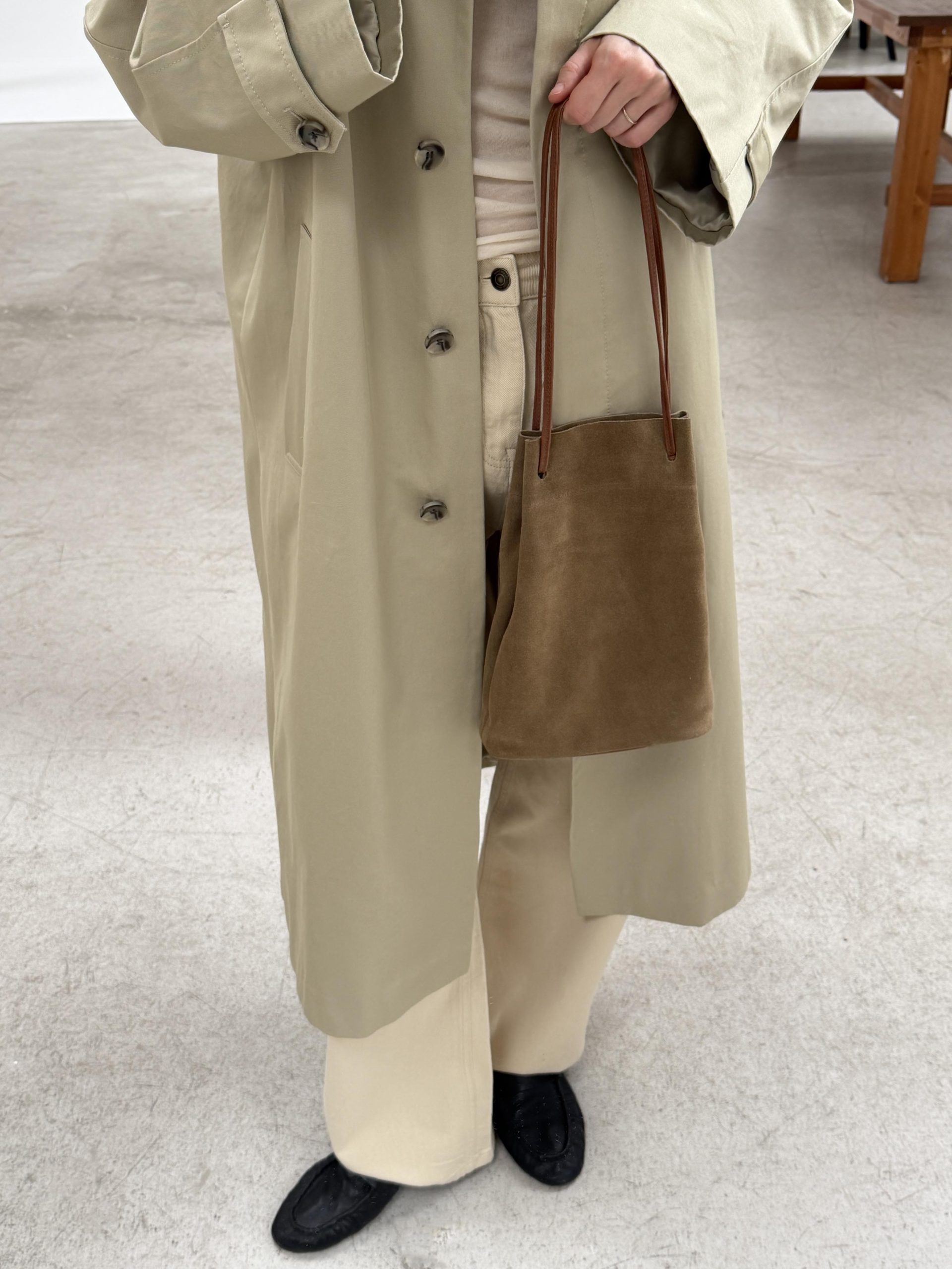 Замшевая сумка-мешок цвета тауп