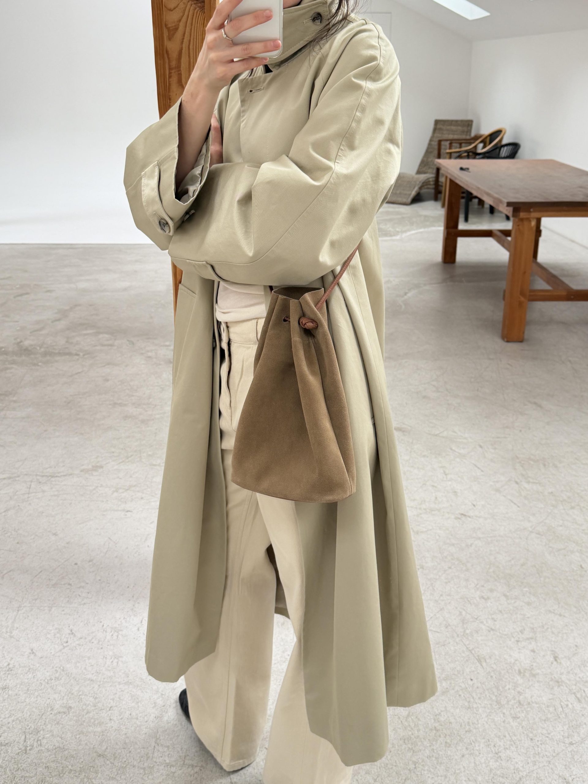 SLB192_79TAUP_lookbook_1 Замшевая сумка-мешок цвета тауп